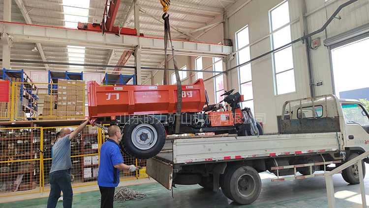 两台载重3.5吨纯电动矿用三轮车装车发货贵州某铜矿