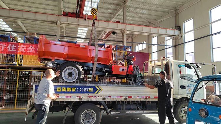 两台载重3.5吨纯电动矿用三轮车发货辽宁某矿