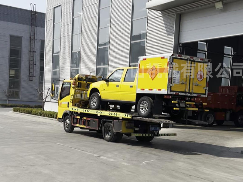 皮卡车头爆破器材运输车发往江西